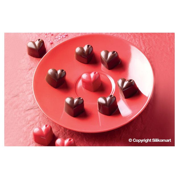 Chocolats en forme de coeur realises avec le Moule a chocolat Easy Choc Chocolats en forme de coeur realises avec le Moule a chocolat Easy Choc