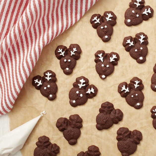 Biscuits de Noel en forme de Renne realises avec la presse a biscuits Wilton Biscuits de Noel en forme de Renne realises avec la presse a biscuits Wilton