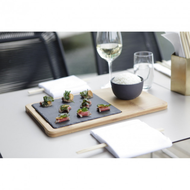 Service d'un plat sur une assiette carree Basalt Revol