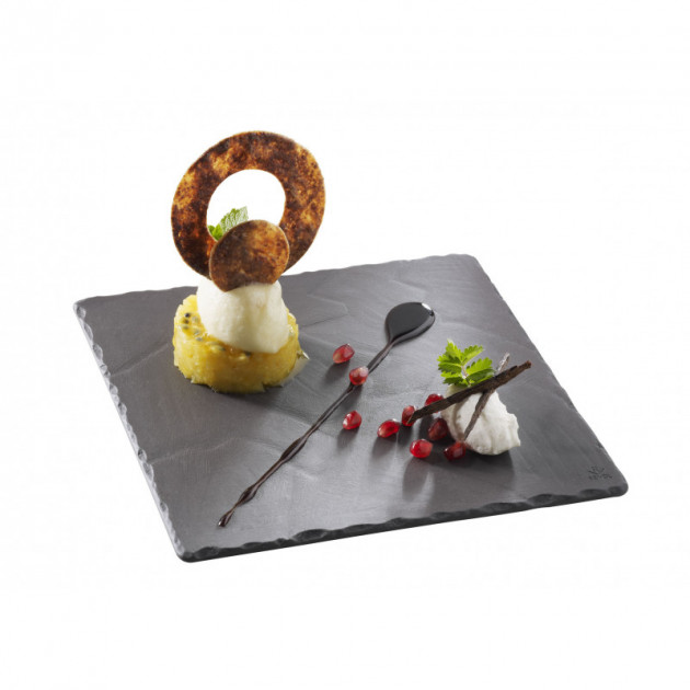 Dessert presente sur une assiette en porcelaine effet ardoise Basalt Revol