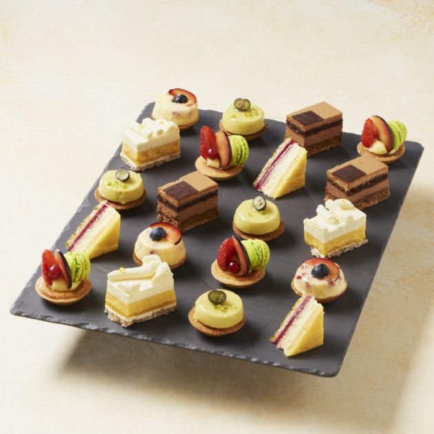 Presentation de mignardises sur un Plateau Basalt Revol