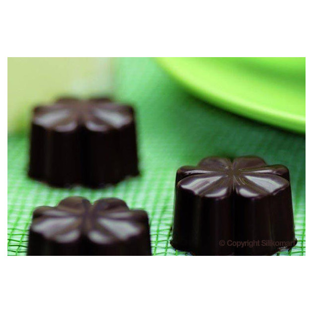 Fleurs en chocolat realisees avec le moule a chocolat easy choc Fleurs en chocolat realisees avec le moule a chocolat easy choc