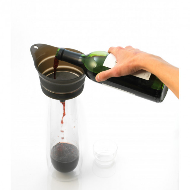 Filtrez le vin avec l'Entonnoir et son filtre