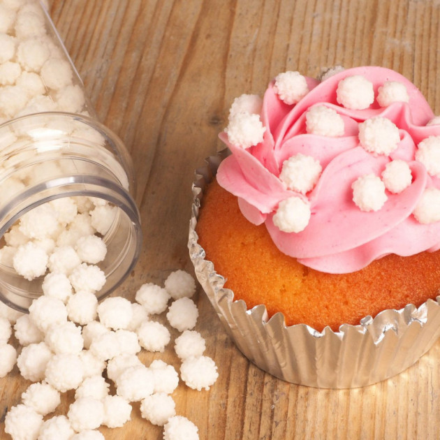 Cupcake decore avec decors en sucre Mimosa Blanc Funcakes Cupcake decore avec decors en sucre Mimosa Blanc Funcakes