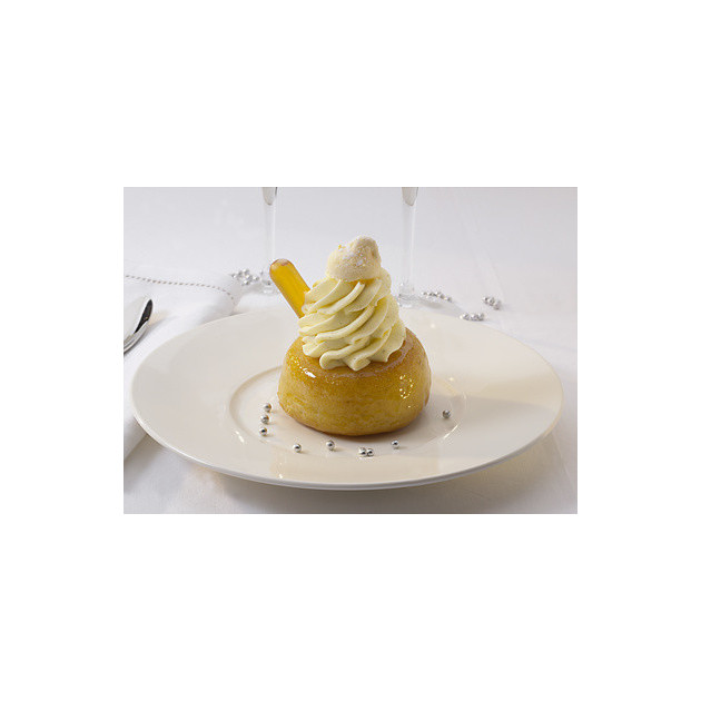 Baba au rhum avec pipette alimentaire Baba au rhum avec pipette alimentaire