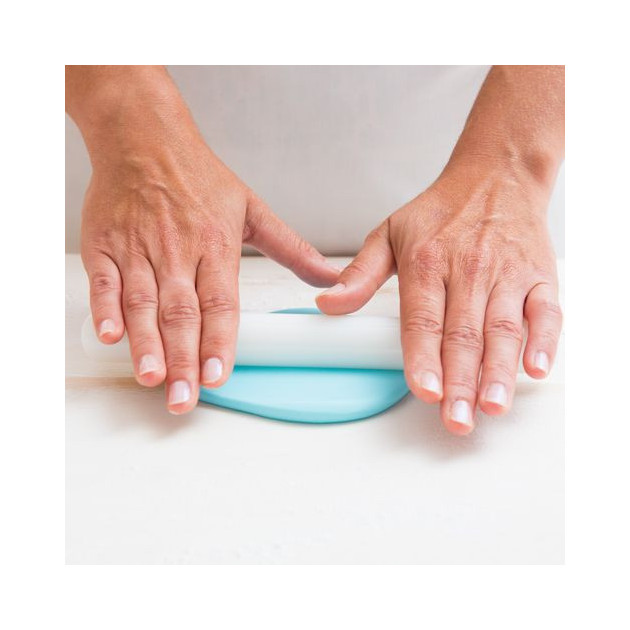 Utilisation du Rouleau pour etaler la pate a sucre Utilisation du Rouleau pour etaler la pate a sucre
