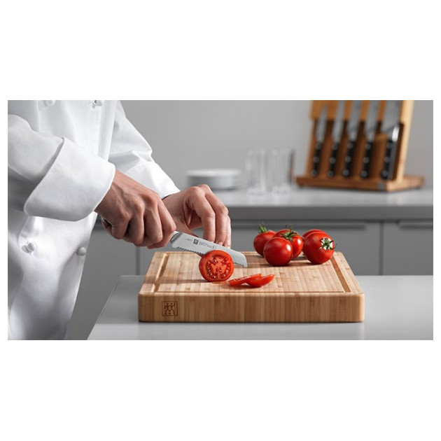 Decoupe de tomates avec le couteau universel Zwilling PRO Decoupe de tomates avec le couteau universel Zwilling PRO
