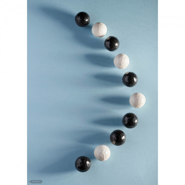 Chocolats Boule a Facettes confectionnes avec la plaque polycarbonate Chocolate World Chocolats Boule a Facettes confectionnes avec la plaque polycarbonate Chocolate World