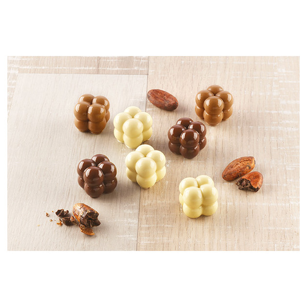 Chocolats realises a l'aide du moule a chocolat Choco Game