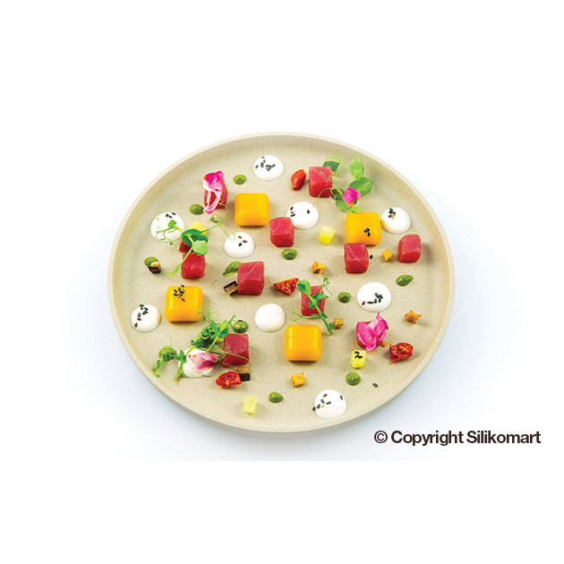 Salade composee accompagne de petites bouchees carrees