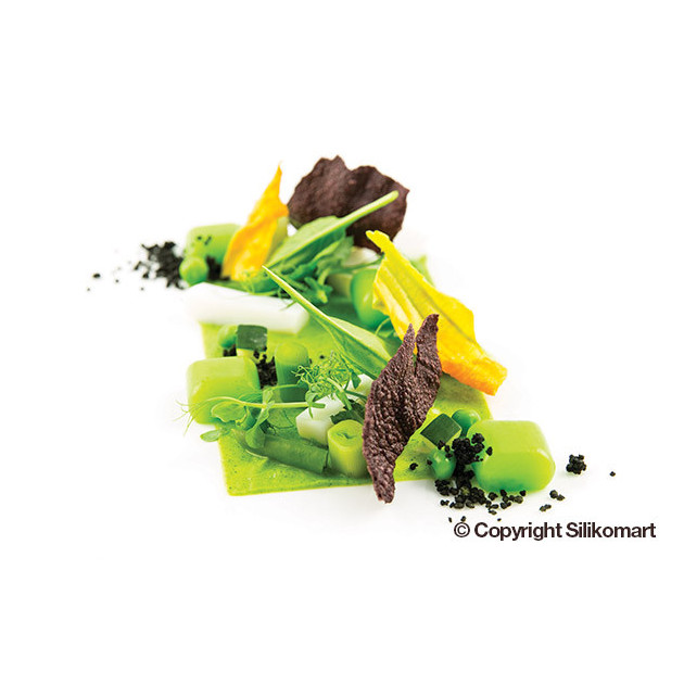 Salade avec petites bouchees carrees bombees