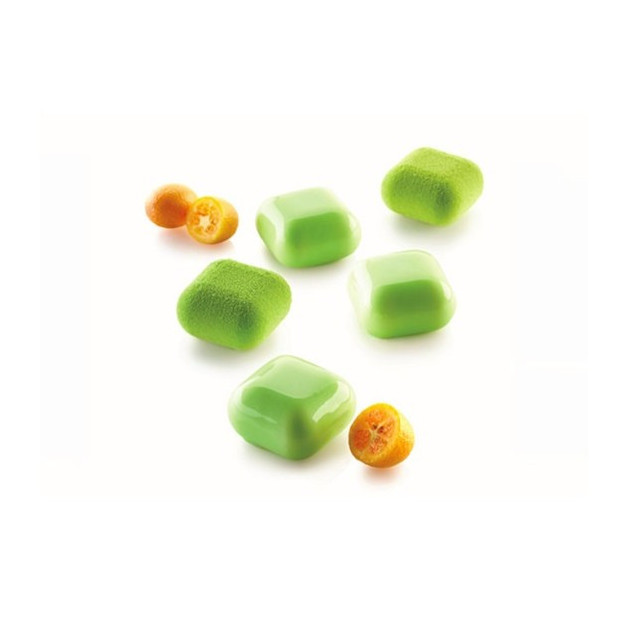 Petites bouchees carrees bombees realisees avec le moule silicone Silikomart Petites bouchees carrees bombees realisees avec le moule silicone Silikomart