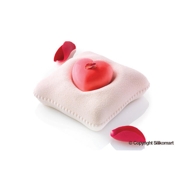 Gateau en forme de coussin et de coeur realise avec les moules silikomart Gateau en forme de coussin et de coeur realise avec les moules silikomart