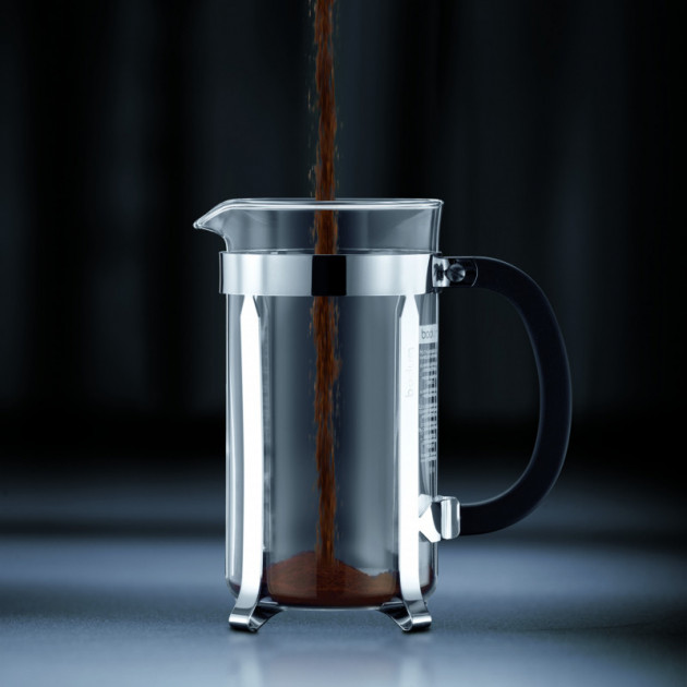 Verser le cafe moulu dans la cafetiere a piston Bodum