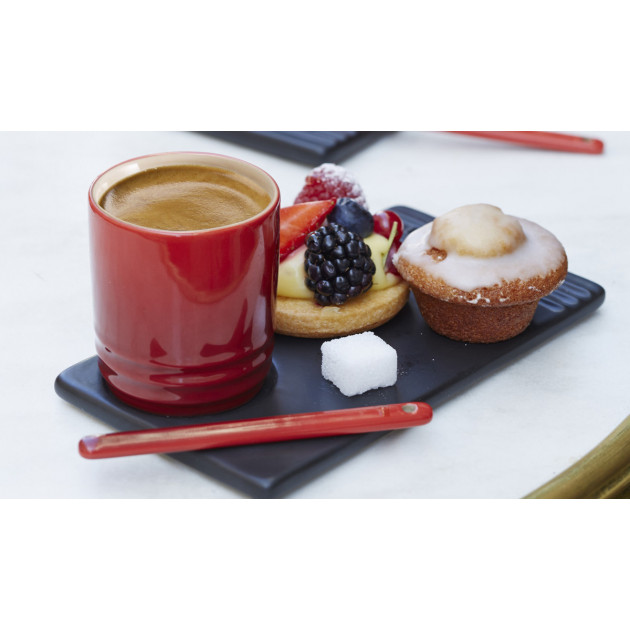 Cafe gourmand avec la tasse cerise Cafe gourmand avec la tasse cerise