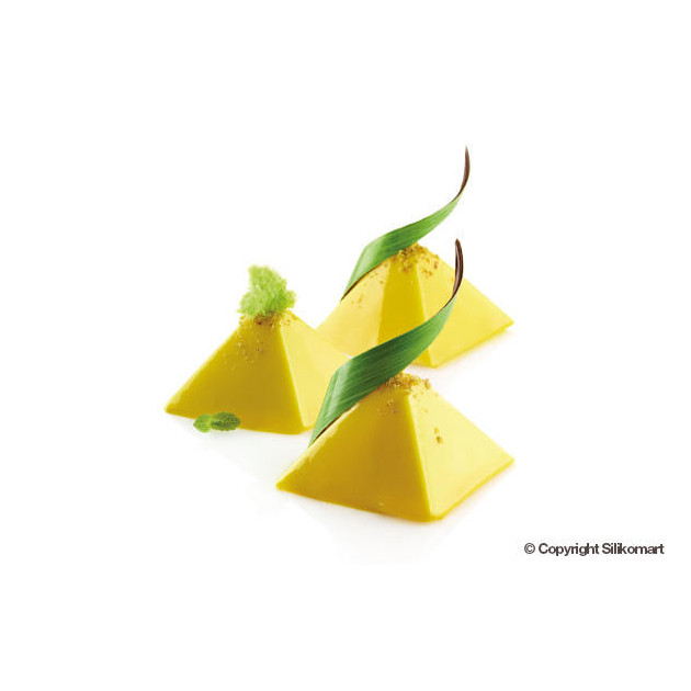 Gateaux en forme de pyramide realises avec le moule silicone pyramide Gateaux en forme de pyramide realises avec le moule silicone pyramide