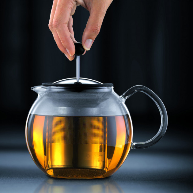 Laisser infuser quelques minutes selon le the. et appuyer sur le piston