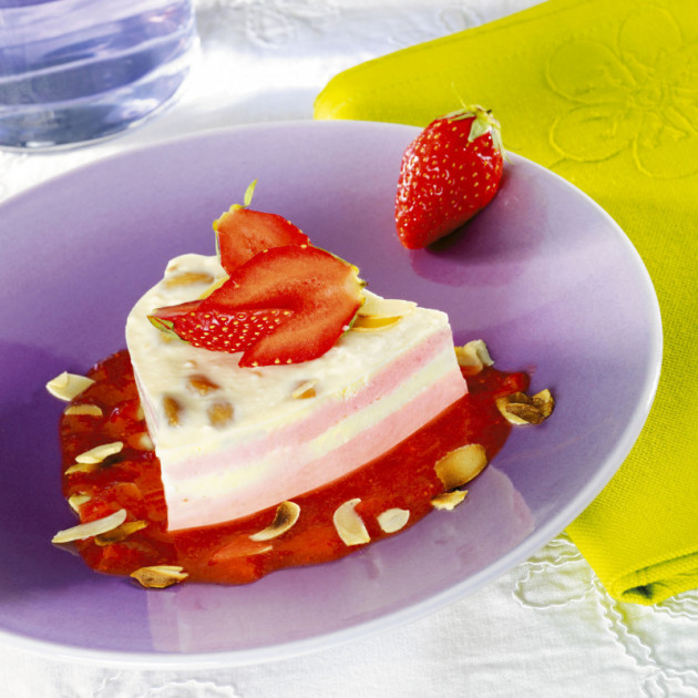 Cloche de Paques fraises et nougat realisee avec le moule en forme de cloche de Paques Gobel Cloche de Paques fraises et nougat realisee avec le moule en forme de cloche de Paques Gobel