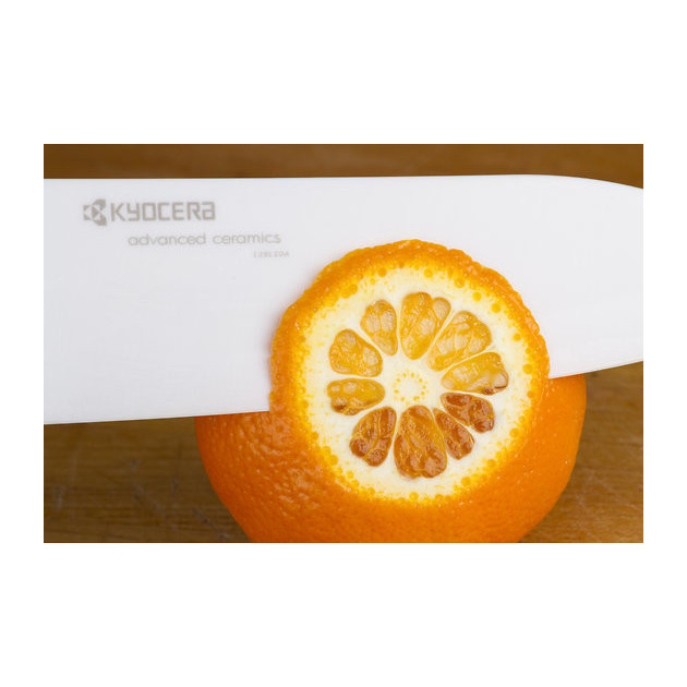 Tranchez facilement des fruits avec le Couteau du Chef Lame Ceramique 18 cm Kyocera Noir Tranchez facilement des fruits avec le Couteau du Chef Lame Ceramique 18 cm Kyocera Noir