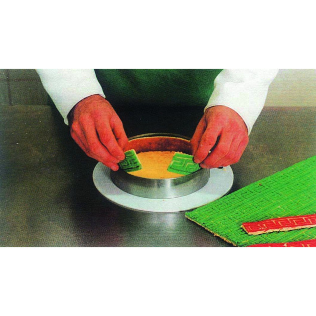 Tapis relief silicone - Couper les bandes de biscuit a votre gre. chemiser les cercles