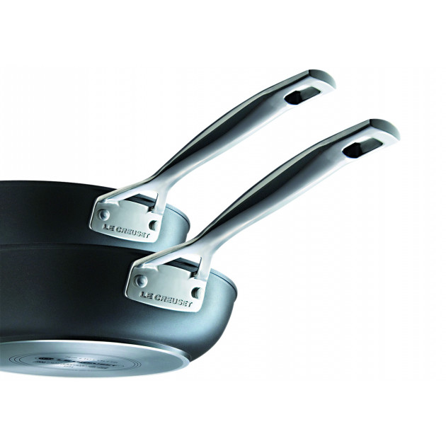 Poêle avec son manche riveté Poêle avec son manche riveté