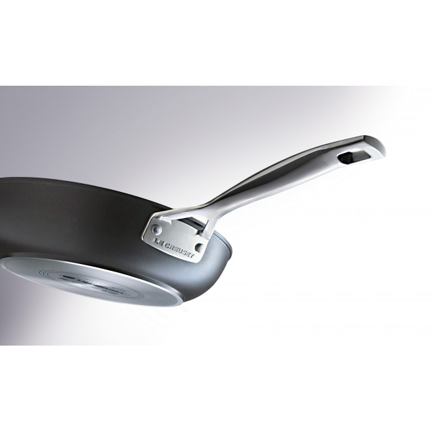 Poêle dotée d'un manche riveté et un disque inox Poêle dotée d'un manche riveté et un disque inox