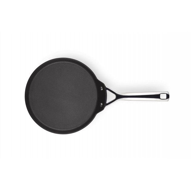 Crêpière équipée d'un manche riveté Crêpière équipée d'un manche riveté