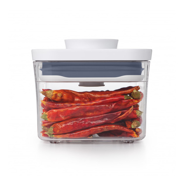 Boîte de Conservation Pop Carrée 0,4L Oxo Good Grips remplie de piments
