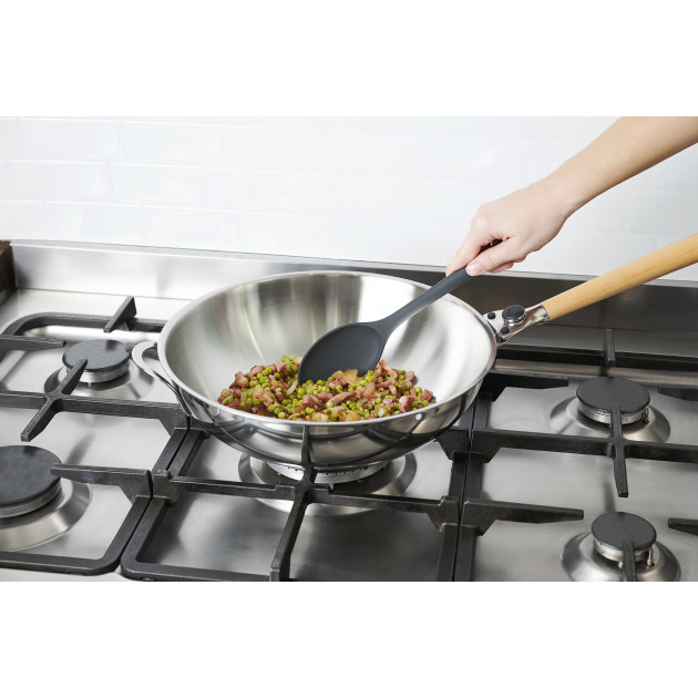 Cuillère de cuisine en silicone noir en situation Cuillère de cuisine en silicone noir en situation