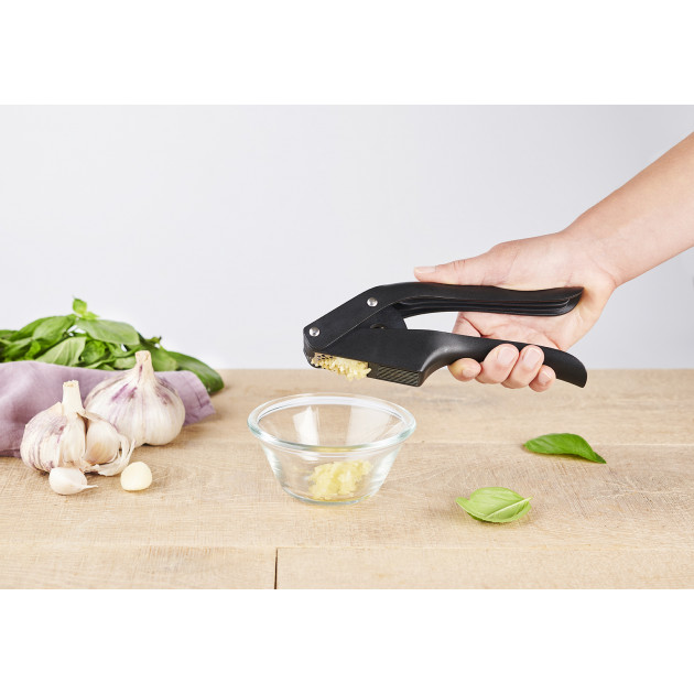 Fonction écrase ail en action Fonction écrase ail en action