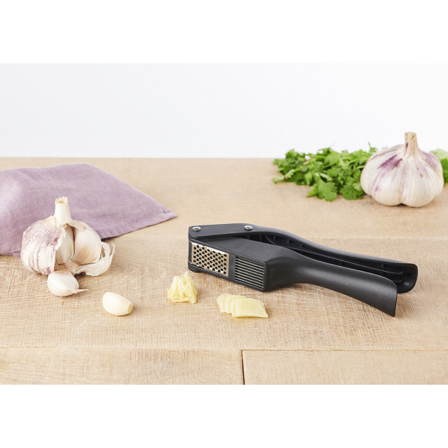 Presse et tranche ail en situation avec vue sur les 2 compartiments Presse et tranche ail en situation avec vue sur les 2 compartiments