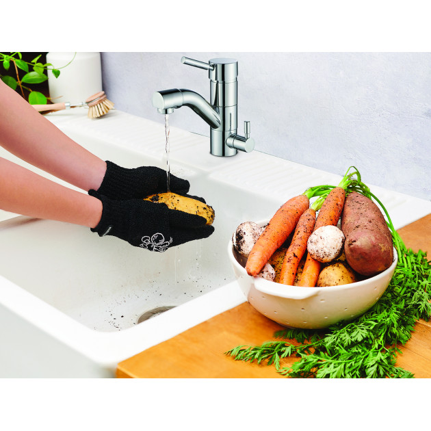Gants pour nettoyer les légumes en action Gants pour nettoyer les légumes en action