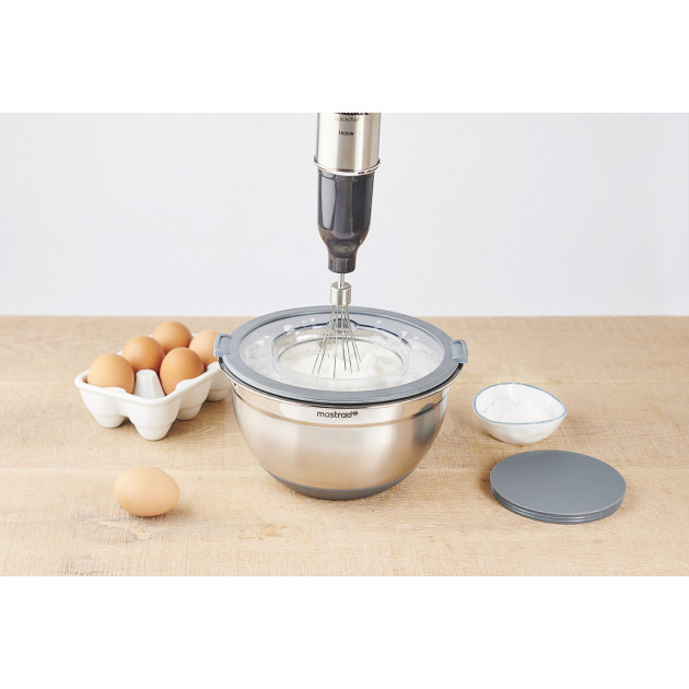 Saladier inox 20 cm avec couvercle anti-projection en action