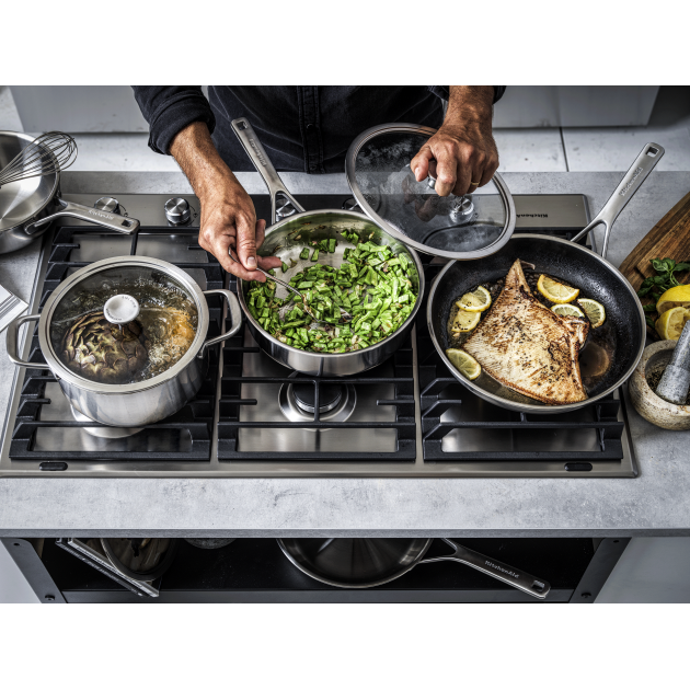 Gamme Inox KitchenAid sur feu gaz