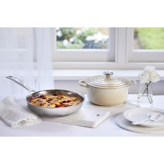 Poêle avec une poignée rivetée