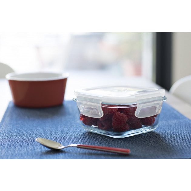 Mise en situation de la boîte conservation Pebbly en verre et couvercle plastique avec valve vapeur