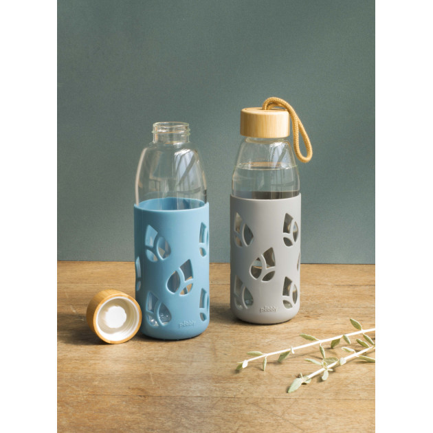 Bouteille en verre vide avec bouchon bambou et protection silicone bleu Pebbly