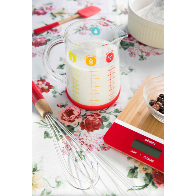 Verre doseur en verre Pebbly avec anse et bec verseur en situation