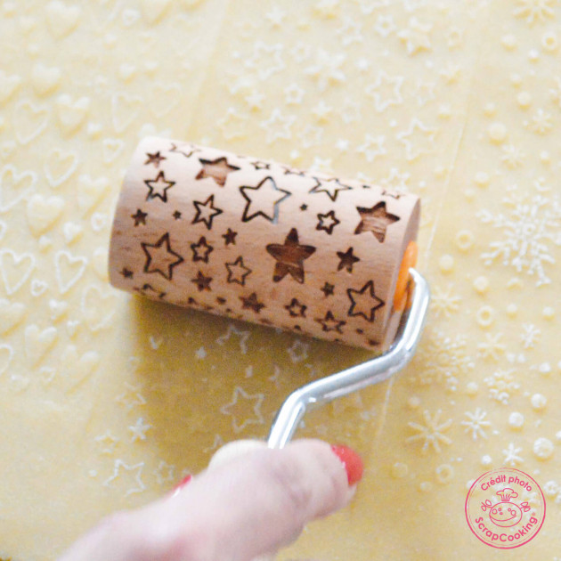 Rouleau pâtisserie gravé étoile en action - Kit Scrapcooking Rouleau pâtisserie gravé étoile en action - Kit Scrapcooking