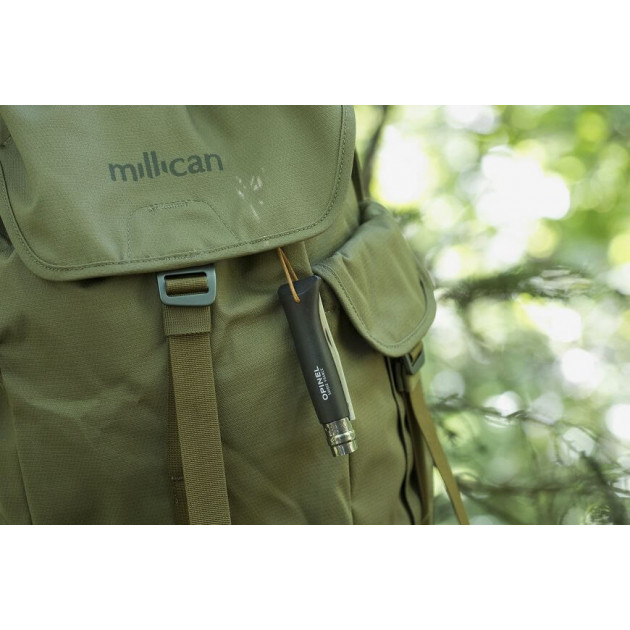 Couteau pliant Opinel avec un manche en bois Couteau pliant Opinel avec un manche en bois