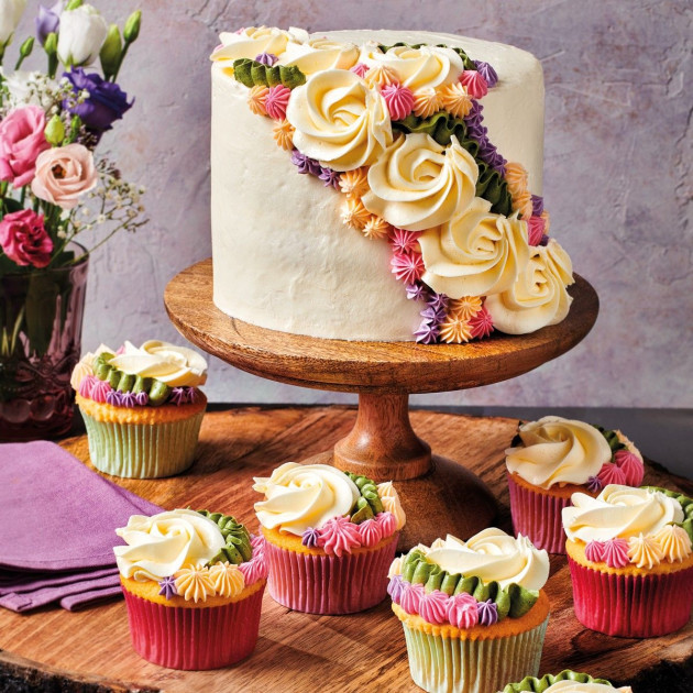 Gâteau mousseline couvert de crème au beurre à la vanille et