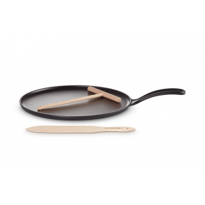 Crêpière en Fonte 27 cm Noir Mat avec Spatule & Râteau Le Creuset Crêpière en Fonte 27 cm Noir Mat avec Spatule & Râteau Le Creuset