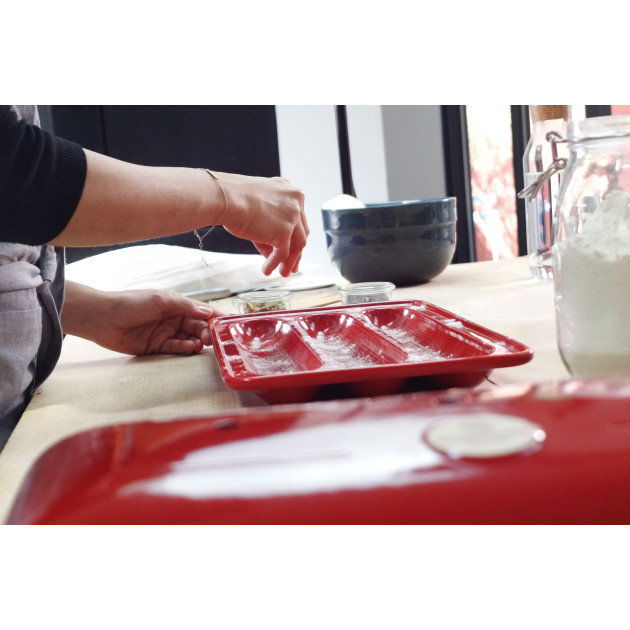 Préparation dans Moule a Baguettes Rouge Emile Henry Préparation dans Moule a Baguettes Rouge Emile Henry