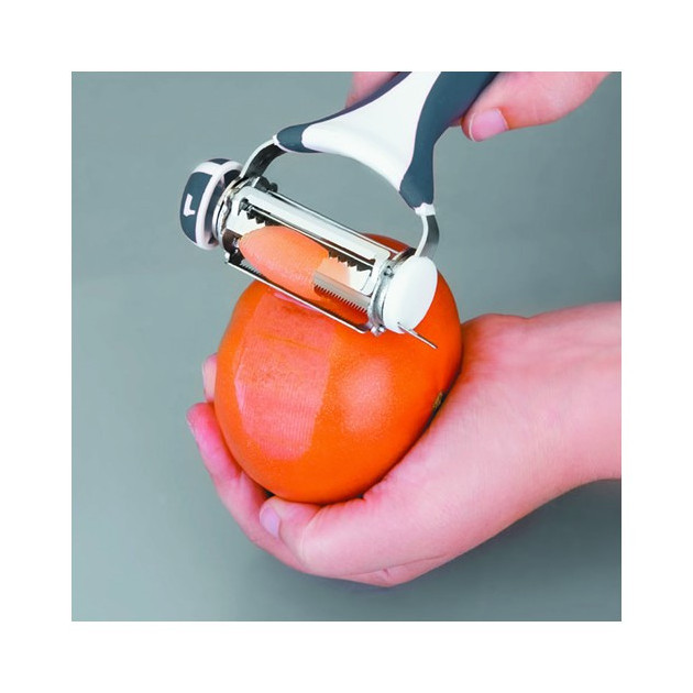 Utilisation de l'econome 3 lames Mallard pour eplucher des tomates Utilisation de l'econome 3 lames Mallard pour eplucher des tomates