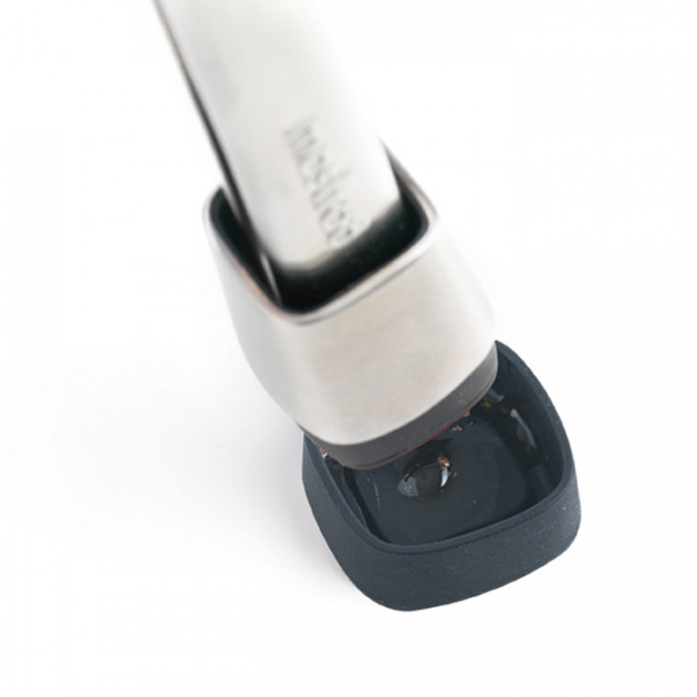 Pince de Cuisine Mastrad disponible en noir : detail de la base amovible Pince de Cuisine Mastrad disponible en noir : detail de la base amovible