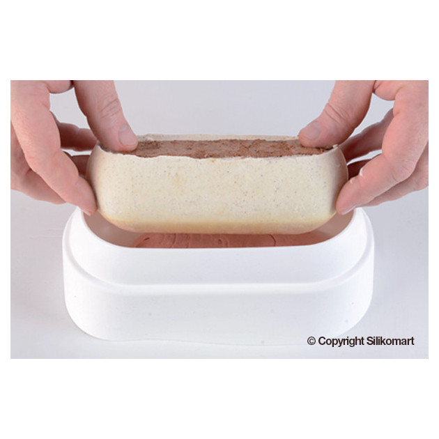 Insertion du gateau dans la ganache a l'interieur du Moule Silicone Ovale bombe 217 mm Silikomart