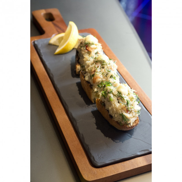 Tartine servie sur l'assiette rectangulaire en porcelaine Basalt Revol Tartine servie sur l'assiette rectangulaire en porcelaine Basalt Revol