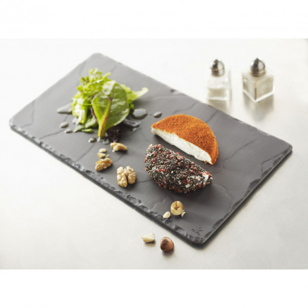 Plat chaud presente sur une assiette rectangulaire en porcelaine Basalt de Revol