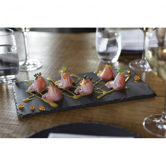 Carpaccio de saumon servi sur une assiette Basalt Revol