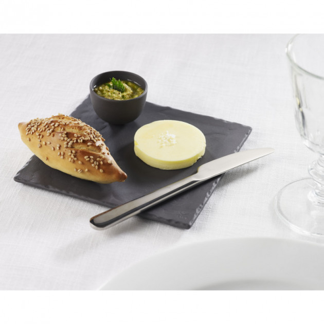 Tartine presentee sur l'assiette carree en porcelaine Revol Basalt Tartine presentee sur l'assiette carree en porcelaine Revol Basalt